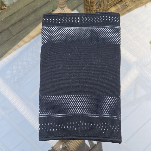 Venom- Brand New- Compression Knee Brace- Size Small - Picture 2 of 3